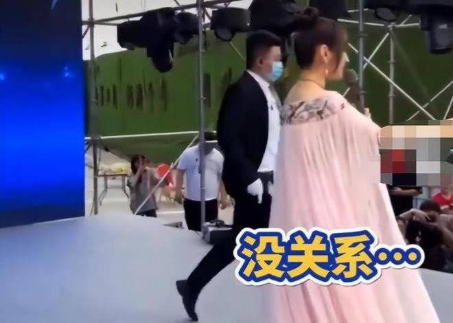 原创曝杨钰莹工地商演照，电动车出行太心酸，“一代女神”如今这样子