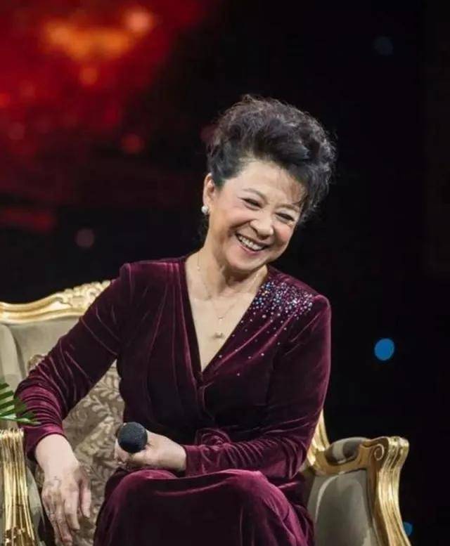 原创王馥荔晒全家福，原来她儿子是王骁，长相跟爸爸一模一样，她端坐慈祥气质温婉
