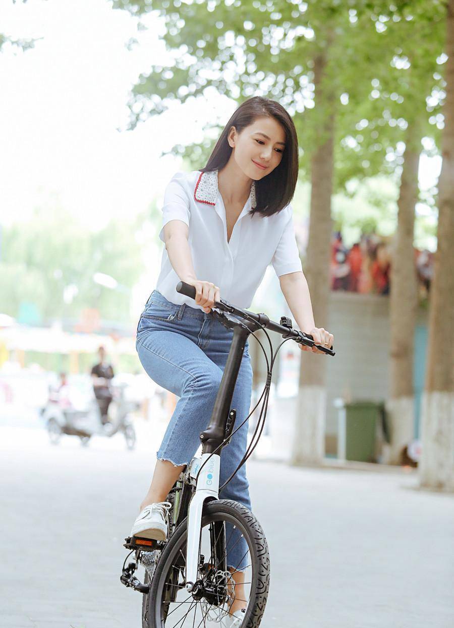 高圆圆骑自行车接娃放学，首次公开女儿正脸照，五官端正像爸爸