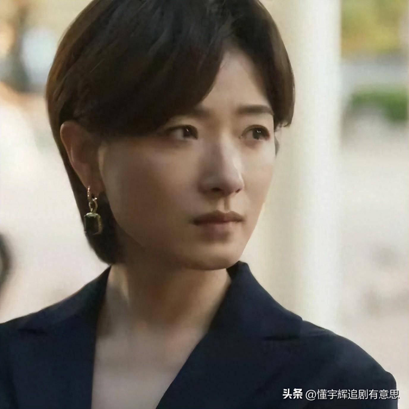 （万茜）一直在想找一个接盘侠，终于碰到黄振华（佟大为），岂能放手？年少时，16岁，被继父性侵，她永远