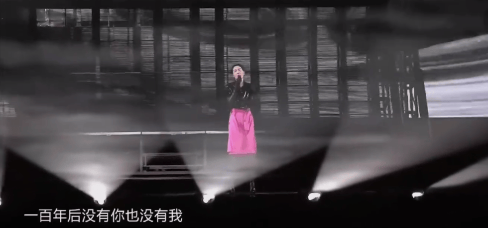 原创王菲现身台北与经纪人聚餐，丸子头王菲露面了，引发网友关注