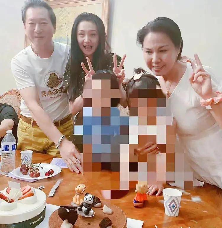 原创郑爽近照曝出疑整容！嘴巴歪了，头发变紫了，工作室发文回应不欠任何人