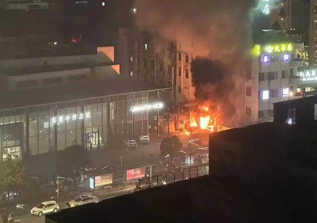 火焰升腾！广东一奔驰4S店外多辆汽车着火