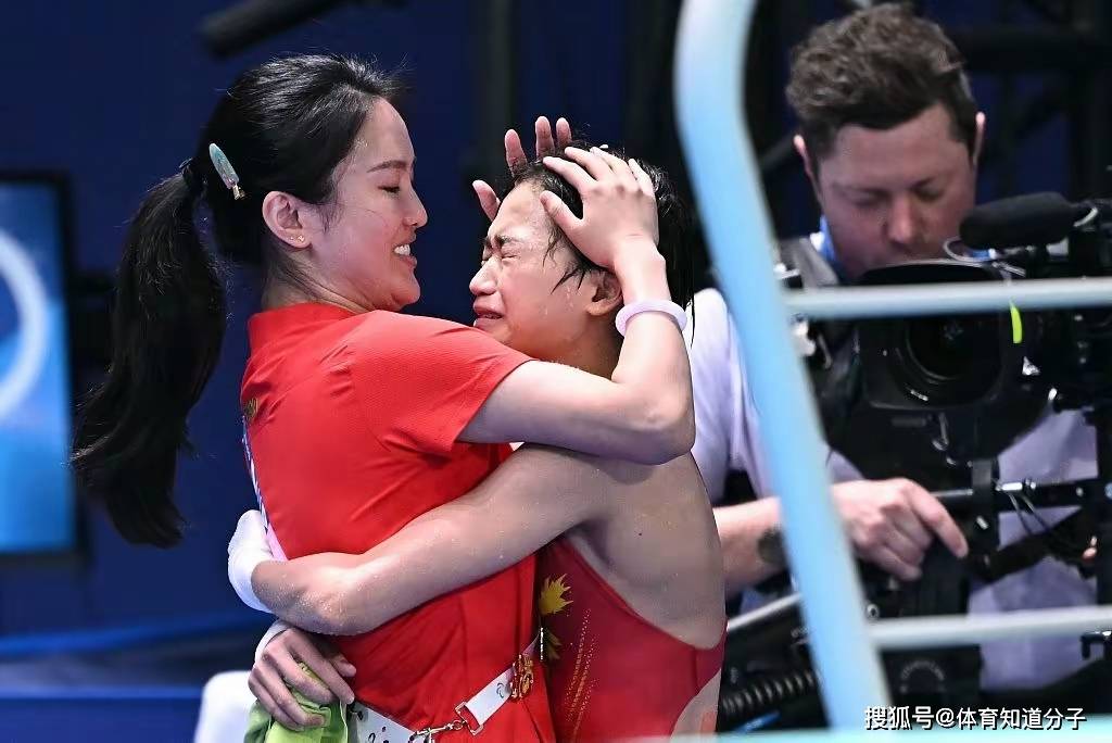 历史第3人！17岁全红婵奠定10米跳台女皇地位，比肩2代跳水传奇