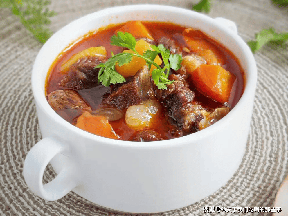 原创炖牛肉时，怎么炖才可以鲜嫩不硬？掌握5个技巧，肉嫩味鲜还不腥