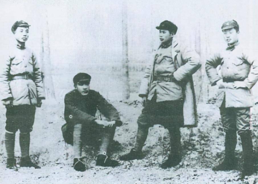 四野南下，一副军长随部队路过，见村口有人寻儿，大哭：娘还在世