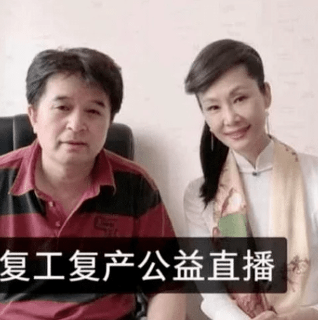 毕福剑定居农村养鸡为生?口出狂言后隐退,曾把四字书画卖天价被嘲捞金无下限