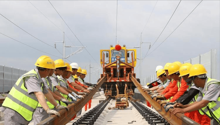 高铁钢轨一根长500米，重30吨，如何运输铺设？中国高铁的黑科技