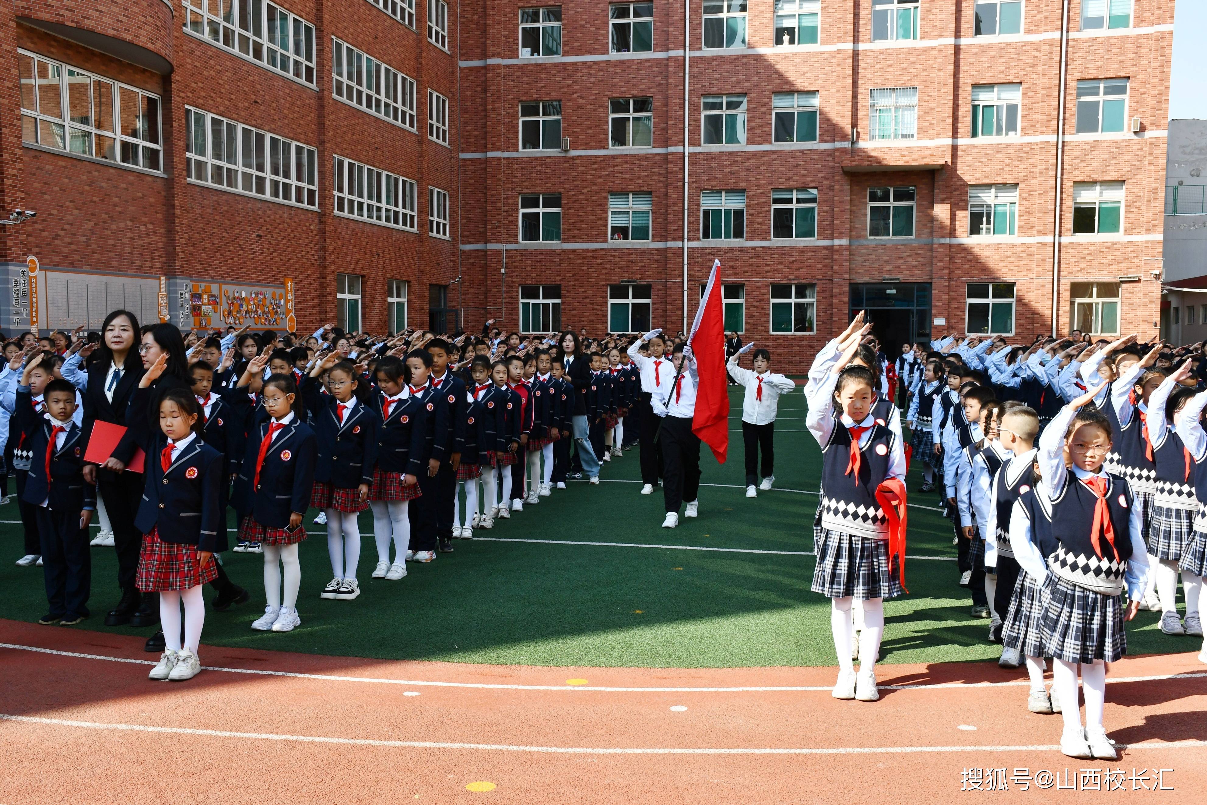 赢博体育app红领巾爱祖国 太原迎泽区建设路小学举办2024年新队委就职仪式活动(图3)