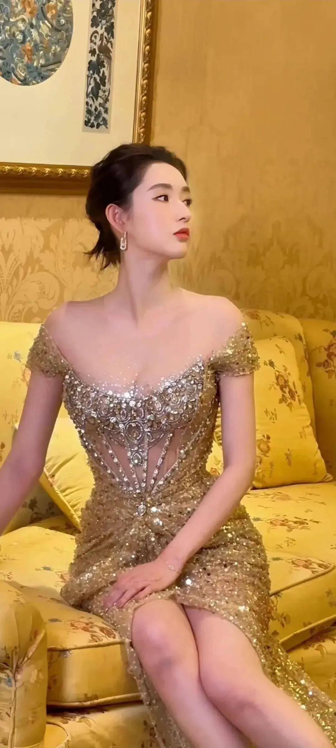 王玉雯低胸礼服写真曝光：优雅与性感的完美碰撞，引领时尚新潮流