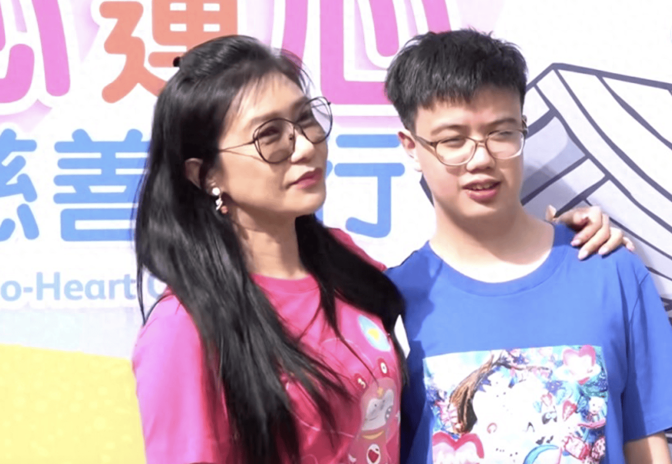 原创            53岁张慧仪搬回香港生活，19岁患病养子罕露脸，太害羞不敢望镜头