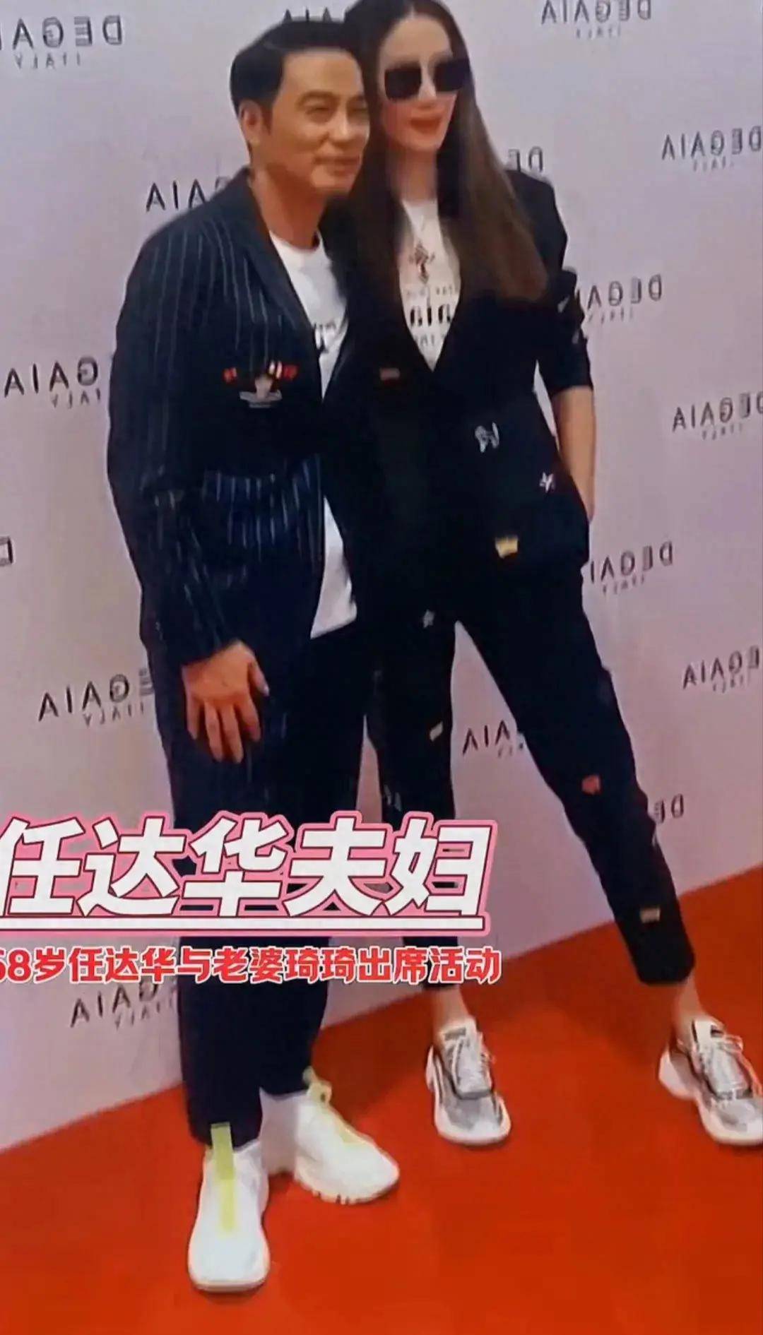 原创            任达华带老婆逛街被偶遇，任达华穿搭超时尚，老婆身材好棒