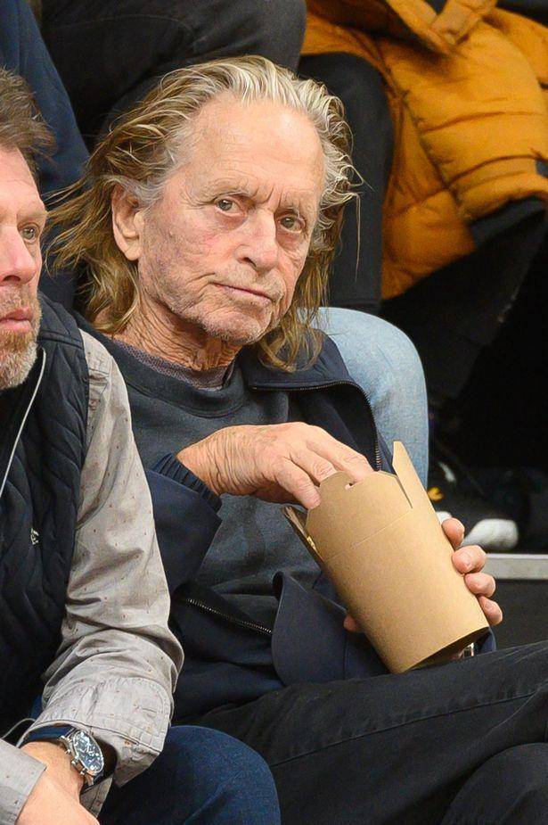 从星二代到变成电影大佬,78岁的迈克尔·道格拉斯回归家庭