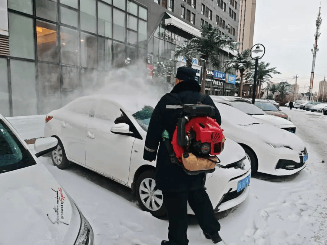 凌晨再“集结”！冰城物业人“清雪+服务”温暖小区业主