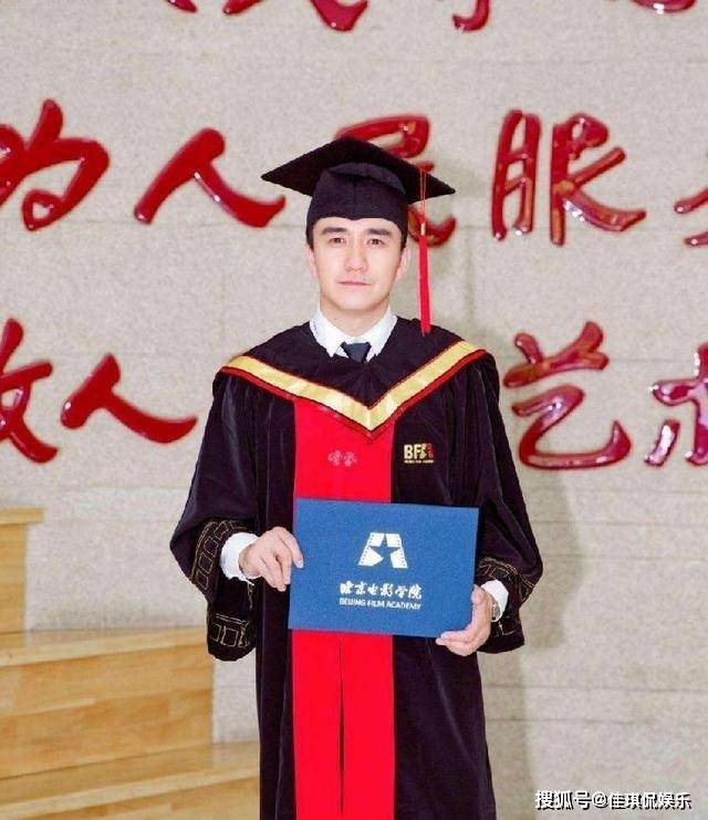 翟天临后来还考取了北京电影学院的博士学位，高调地晒出了自己的证书。