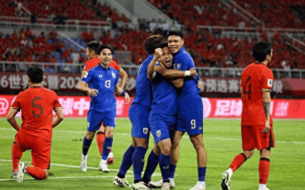 3-2！亚洲第15杀疯了：4连胜轰18球+头名进4强 却被国足挤出18强赛