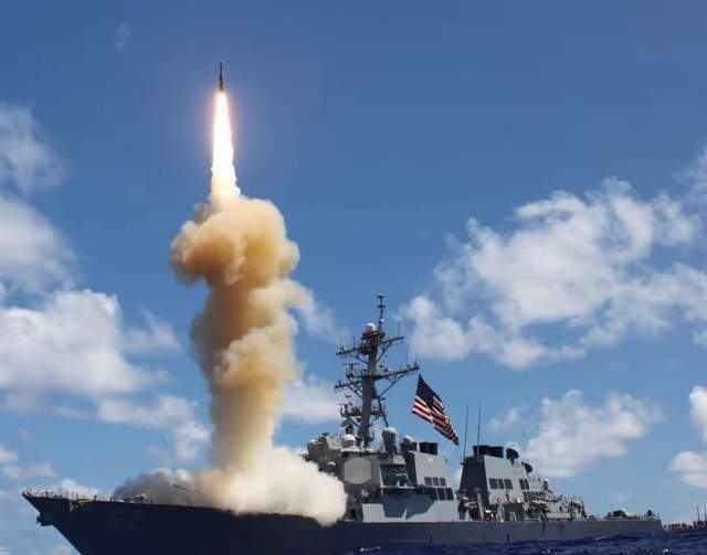 F-18离奇坠毁,胡塞武装出来抢功,美军称是友军误击,到底谁在说谎