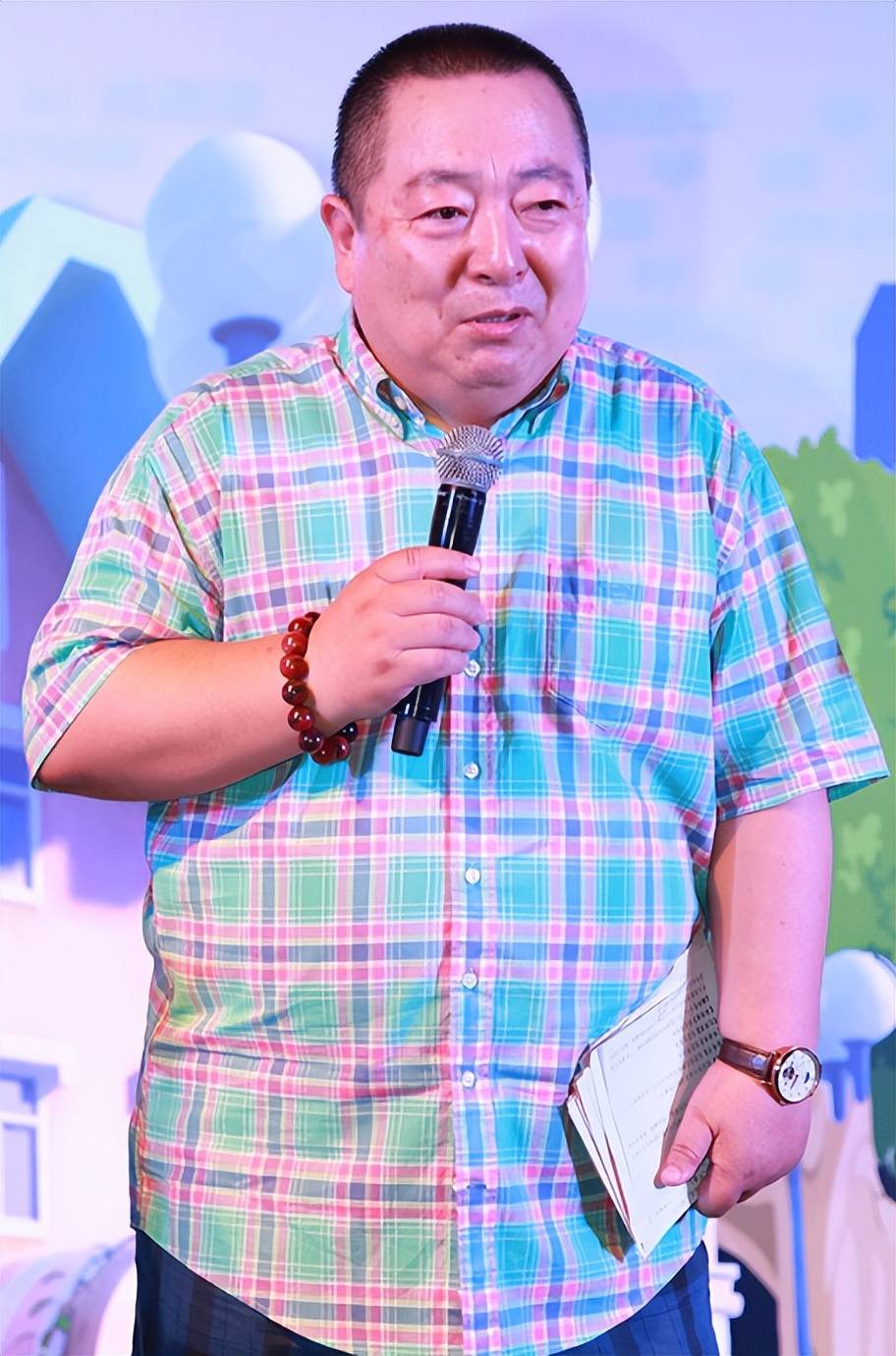 现在，68，岁的董浩叔叔已经退休好几年了，但他的声音依然活跃在热播的