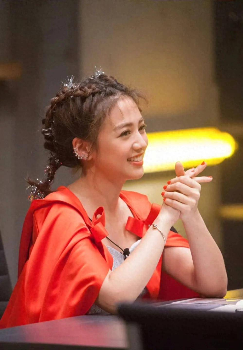 36岁鬼鬼吴映洁官宣当妈！晒小脚丫难掩幸福，炎亚纶王子送祝福