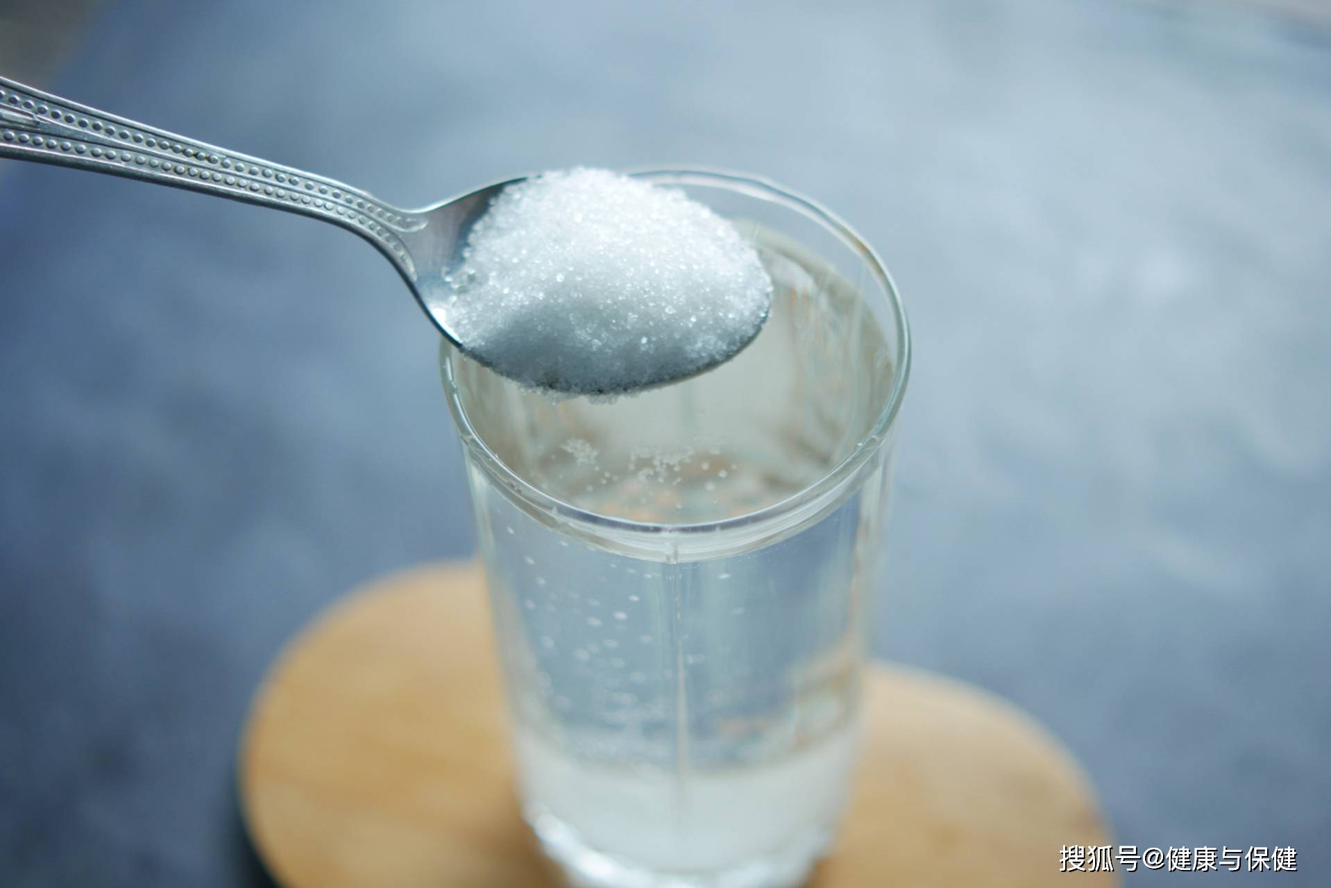 早上喝淡盐水好？还是蜂蜜水好？