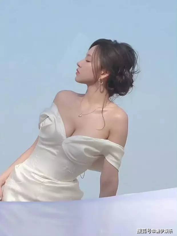 程潇户外拍摄花絮曝光白裙温婉大眼迷人侧颜精致眼神凌厉多变新葡萄娱乐登录(图3)