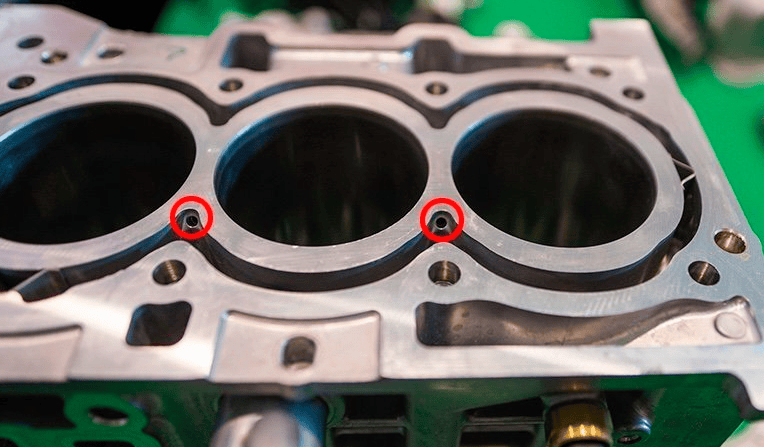 发动机缸体的精密孔加工：汽车工业中的大型机床电火花线切割技术(图1)