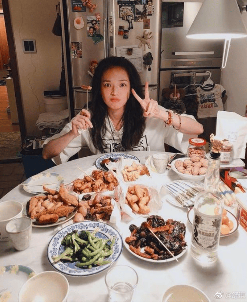 素食只是幌子？宣传素食明星接连翻车，私下鸡汤小龙虾肉串吃不停