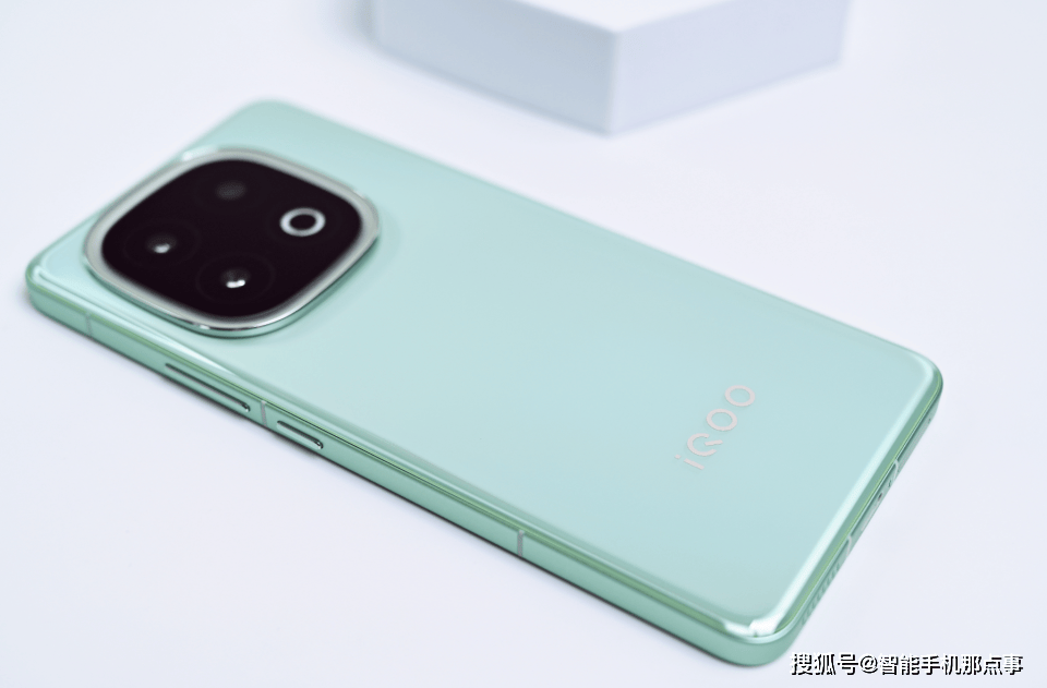 星空体育官网iQOO 15系列屏幕揭秘：2K LTPO+直屏设计供应商为三星(图6)