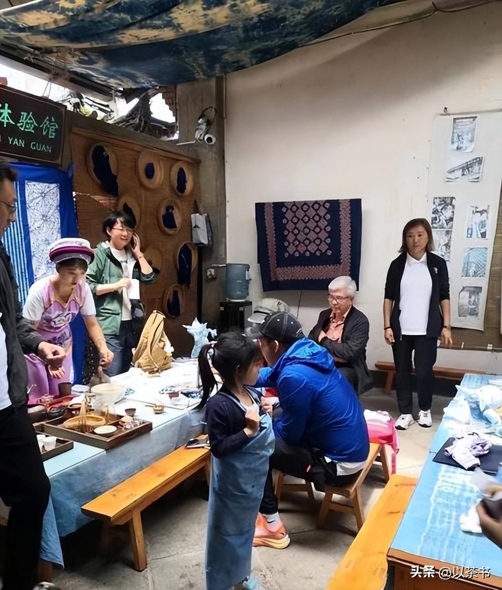 郭晶晶带家人云南游玩，朱玲玲和郭妈妈罕见同框！罗康瑞紧随其后