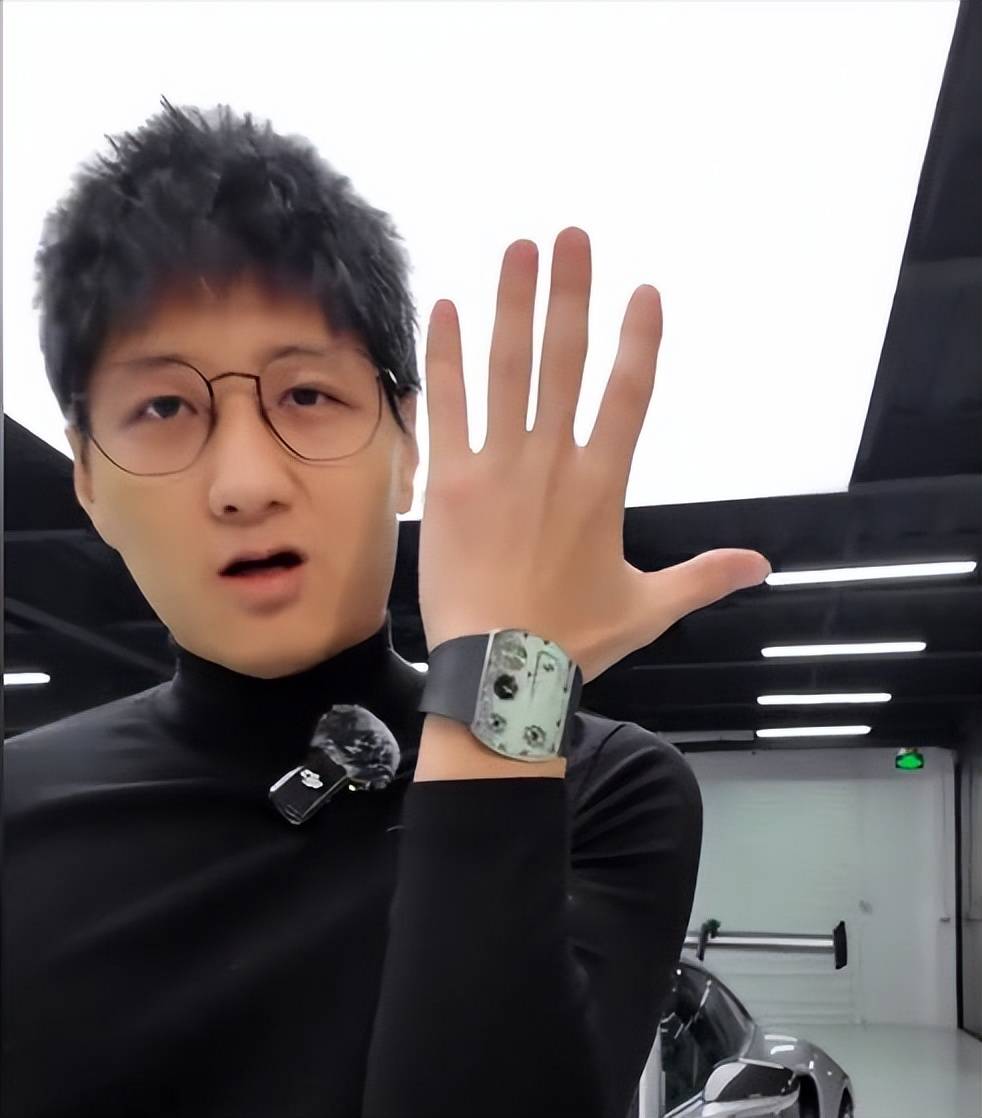 为男友庆生当场转100万：别让我爸知道凯发一触即发00后女孩花680万买手表(图5)