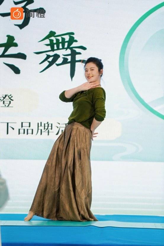 简橙东方美学盛典：百位乐龄女性瑜伽舞动时光解码健康文化新范式(图3)