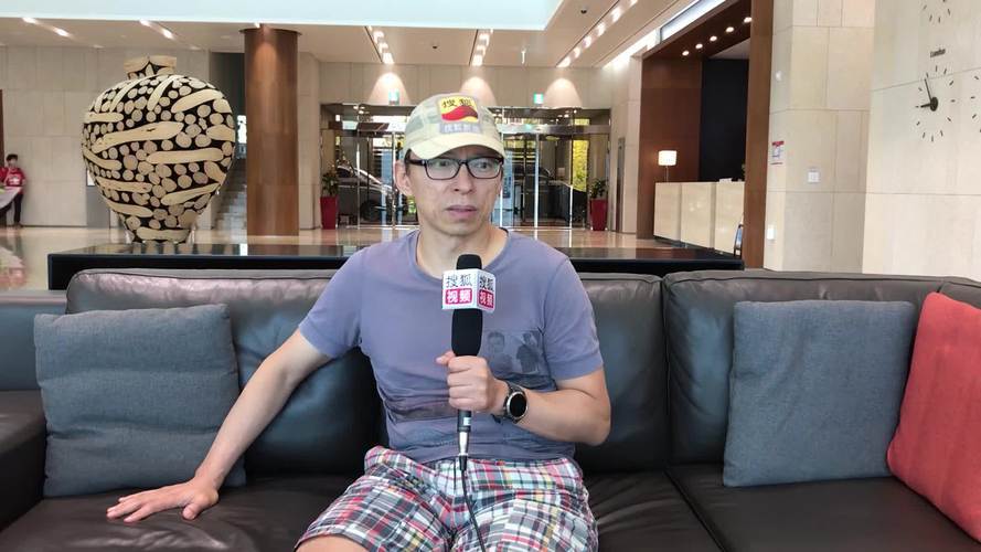 赵雅芝与张朝阳同跑马拉松，明星效应激发运动热情