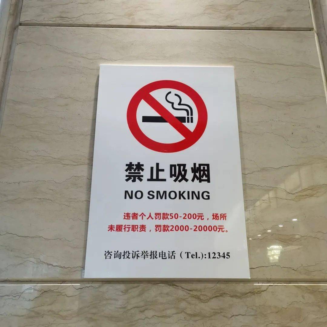 女子劝阻吸烟被怼，怒而报警，烧烤店内冲突升级
