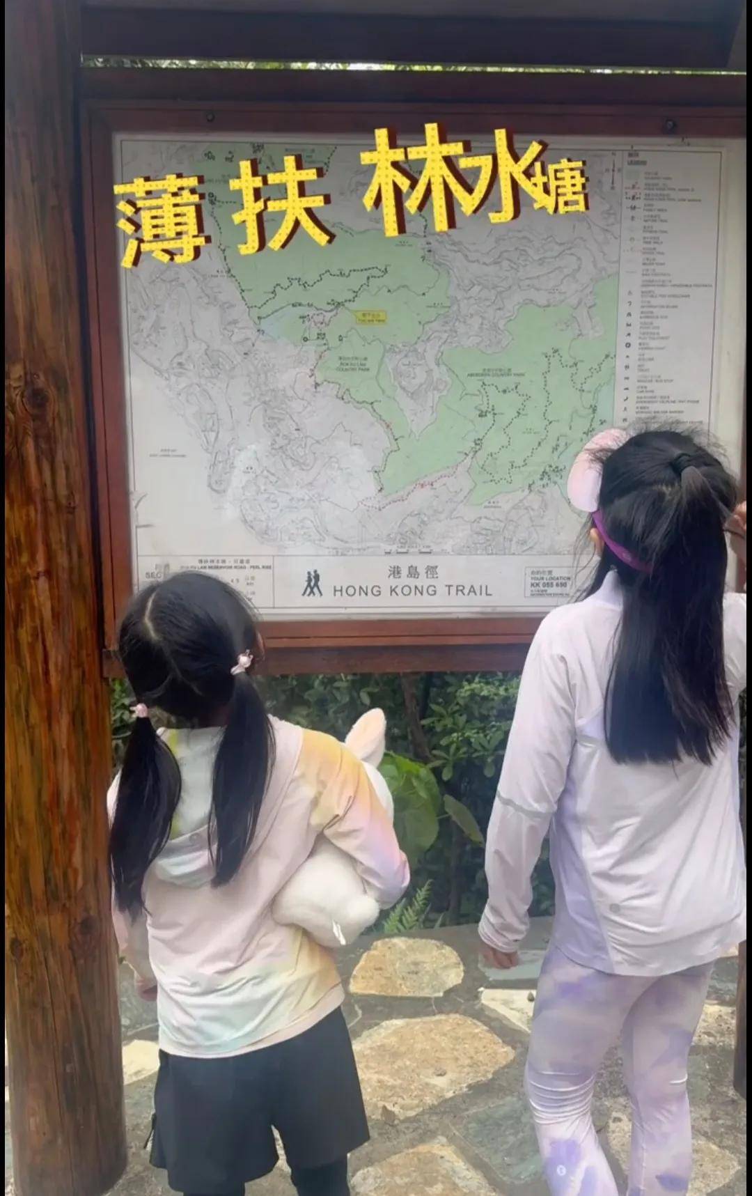 原创郭晶晶一家几口清明爬山，素颜出镜，全家打扮超低调的