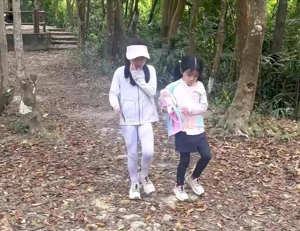 原创郭晶晶夫妇清明节带2个女儿爬山，大方分享女儿正脸照惹人赞！