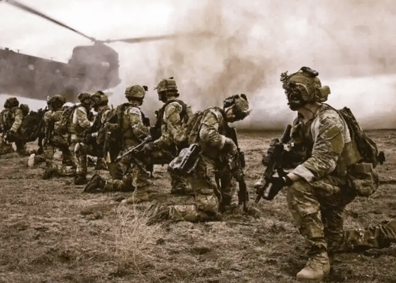 美军真扛不住了？胡塞武装3打美舰，美航母果断掉头，改道进南海