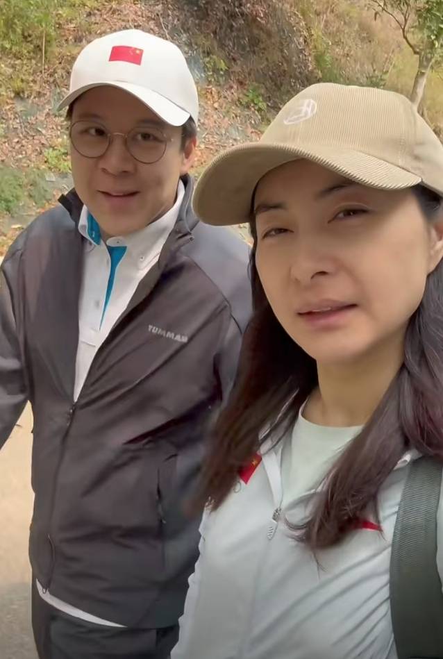 原创郭晶晶霍启刚带女儿爬山，萌宝拍合照，素颜晶晶真实自然