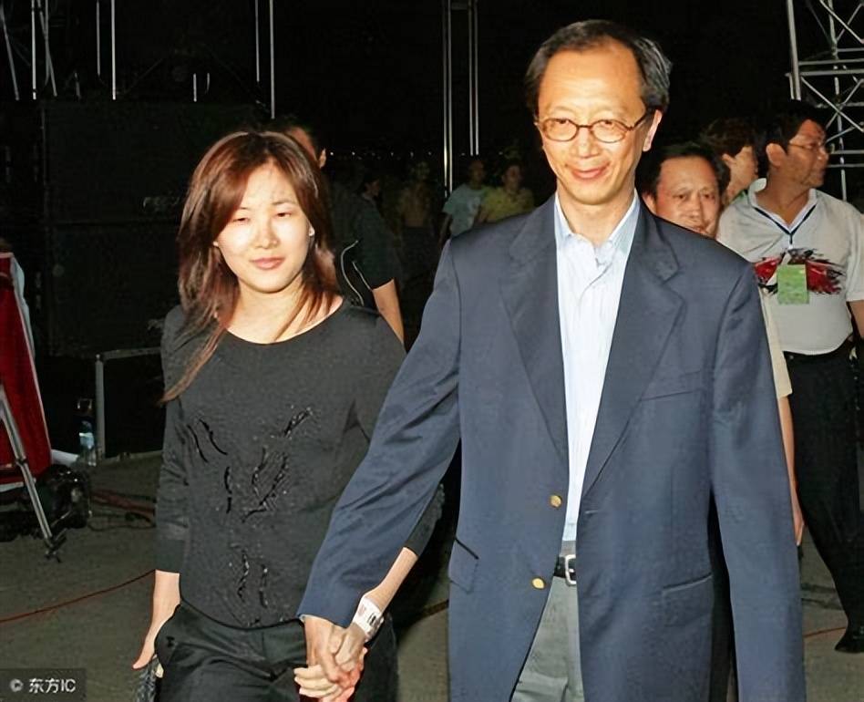 原创2003年，不顾家人反对嫁“老男人”的伏明霞，印证了郭晶晶那句话