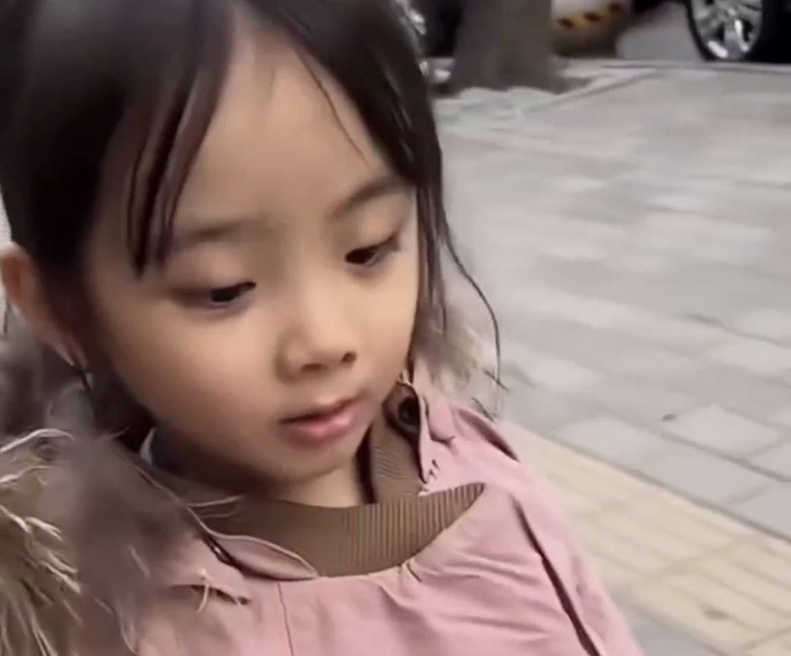 爸爸问女儿为什么不跟同学玩，4岁小姑娘一句话让爸爸哑口无言