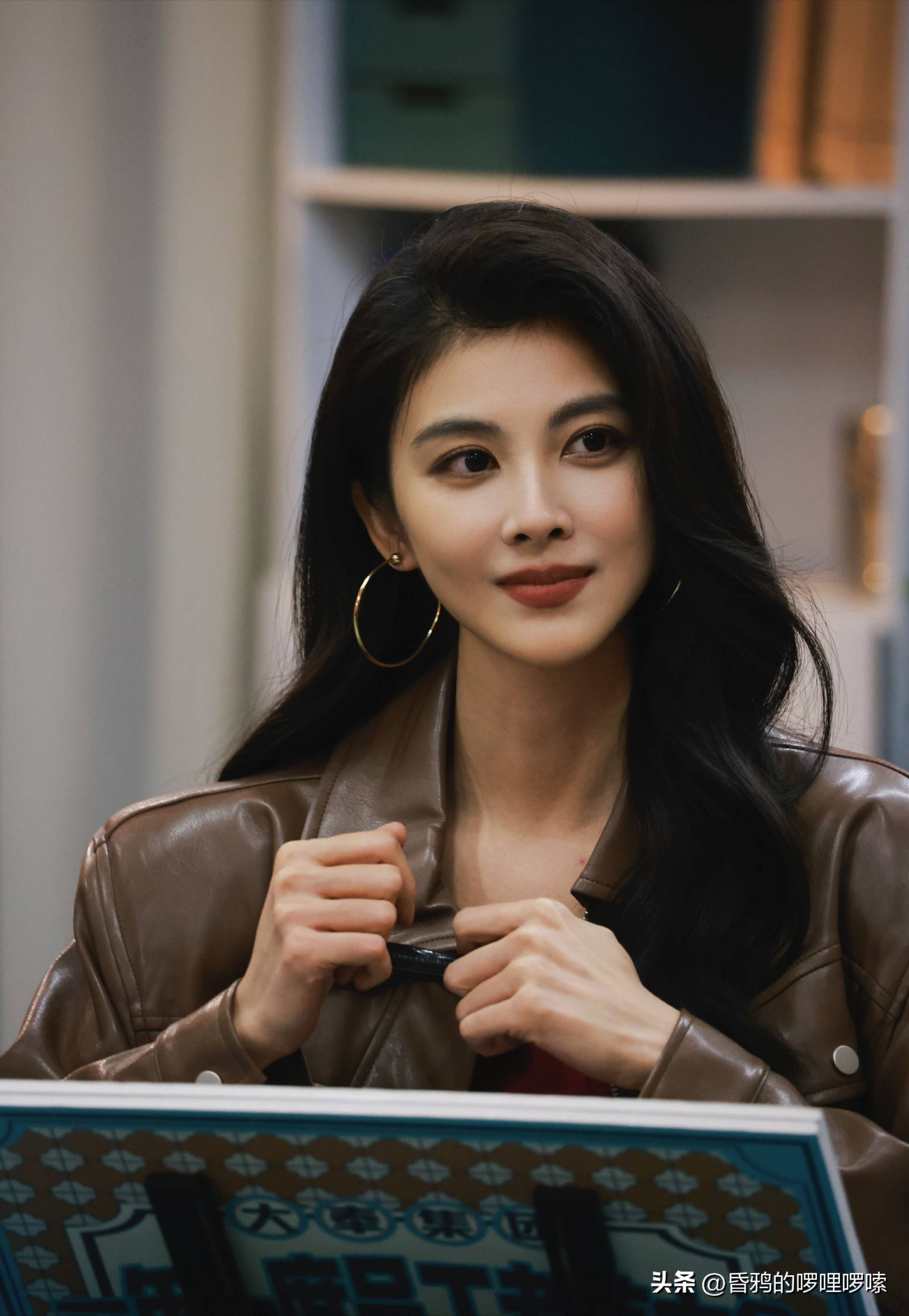 王伊瑶，现年33岁，凭借其独具魅力的气质与扎实的演技，在竞争激烈的影