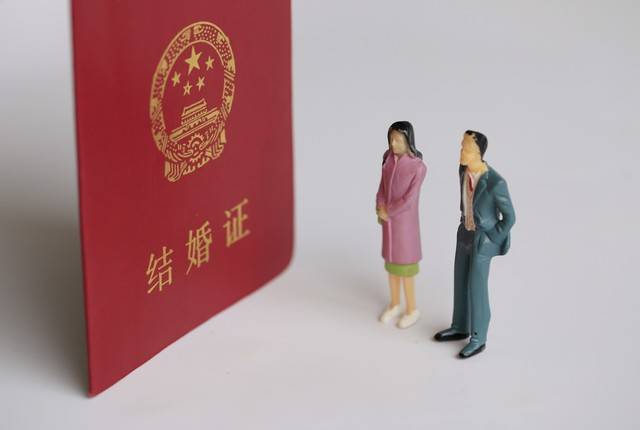 离谱贵州1男2女合拍婚纱照法律不罚但网友骂疯了(图1)