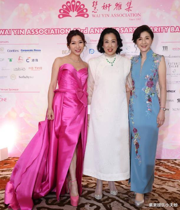 原创郭晶晶婆婆佩戴千万翡翠，C位亮相，赵雅芝站位太边缘