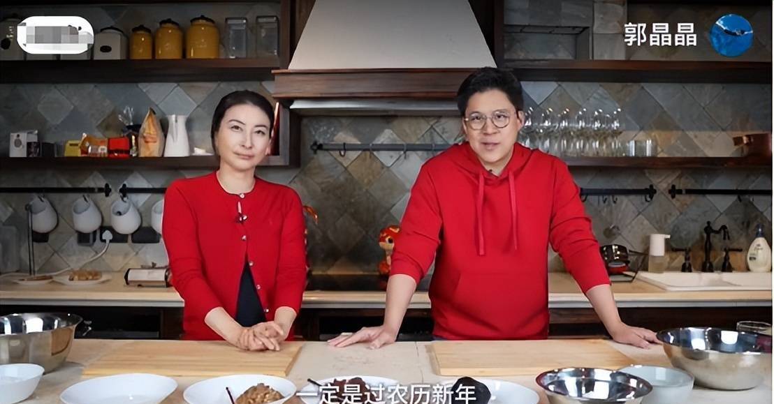 原创豪门庆新年：郭晶晶霍启刚年终总结，郭碧婷向佐旅游暴露真实身材