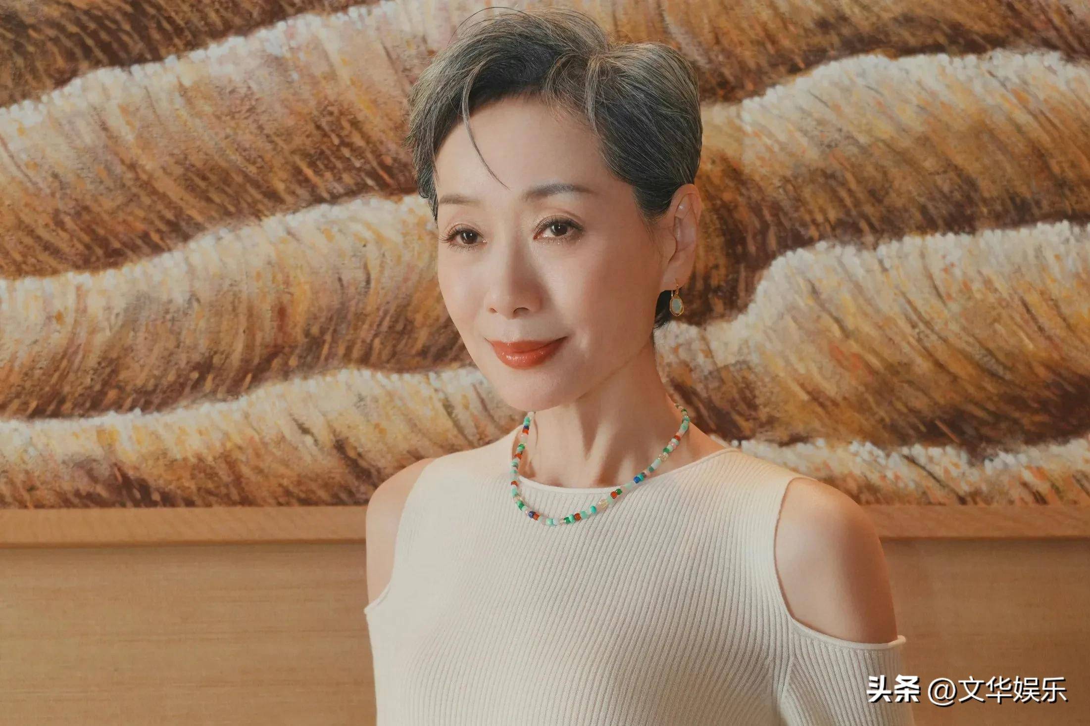叶童心疼年轻人要好好吃饭奶奶粉拽叶童下车疯狂行为不输年轻人微笑安抚粉丝