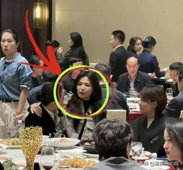 47岁刘涛微醺聚会，夹克造型坐宋佳旁，画面美到让人移不开眼！