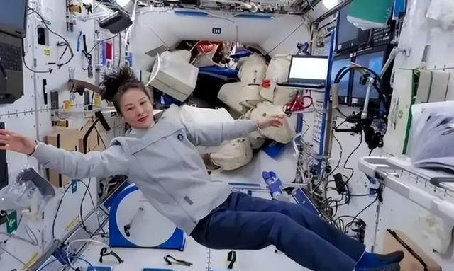 原创             真技不如人？我国航天员出舱被抬走，为什么美航天员却活蹦乱跳？