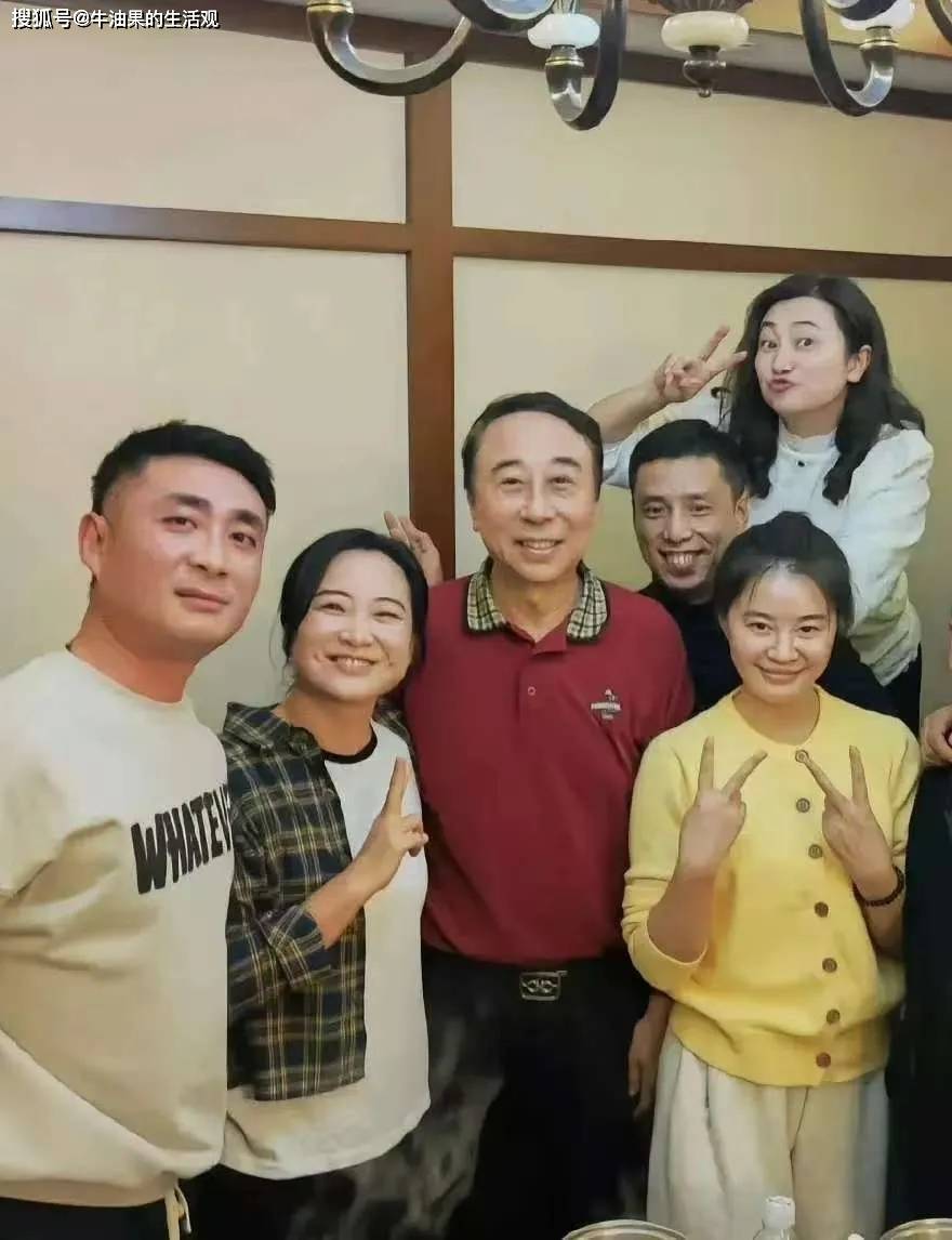 43岁贾玲庆生照曝光，破反弹传闻没有复胖，一身大牌时尚感拉满