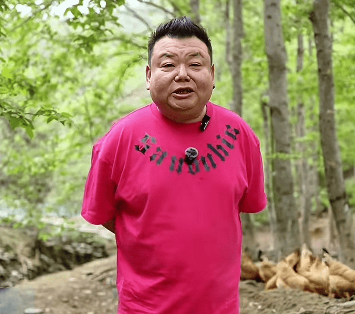 曝前央视主持刘刚转行养鸡！穿靴子现身农场，具体细节曝光惹猜疑