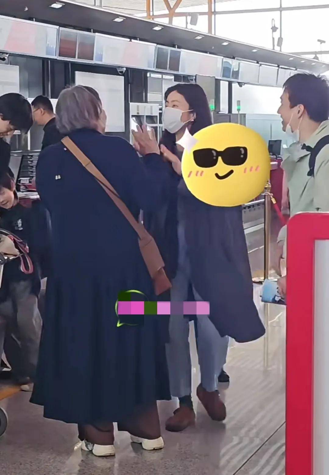 黄磊夫妇机场偶遇洪晃，洪晃一顶俩孙莉，弓腰驼背却不及孙莉高