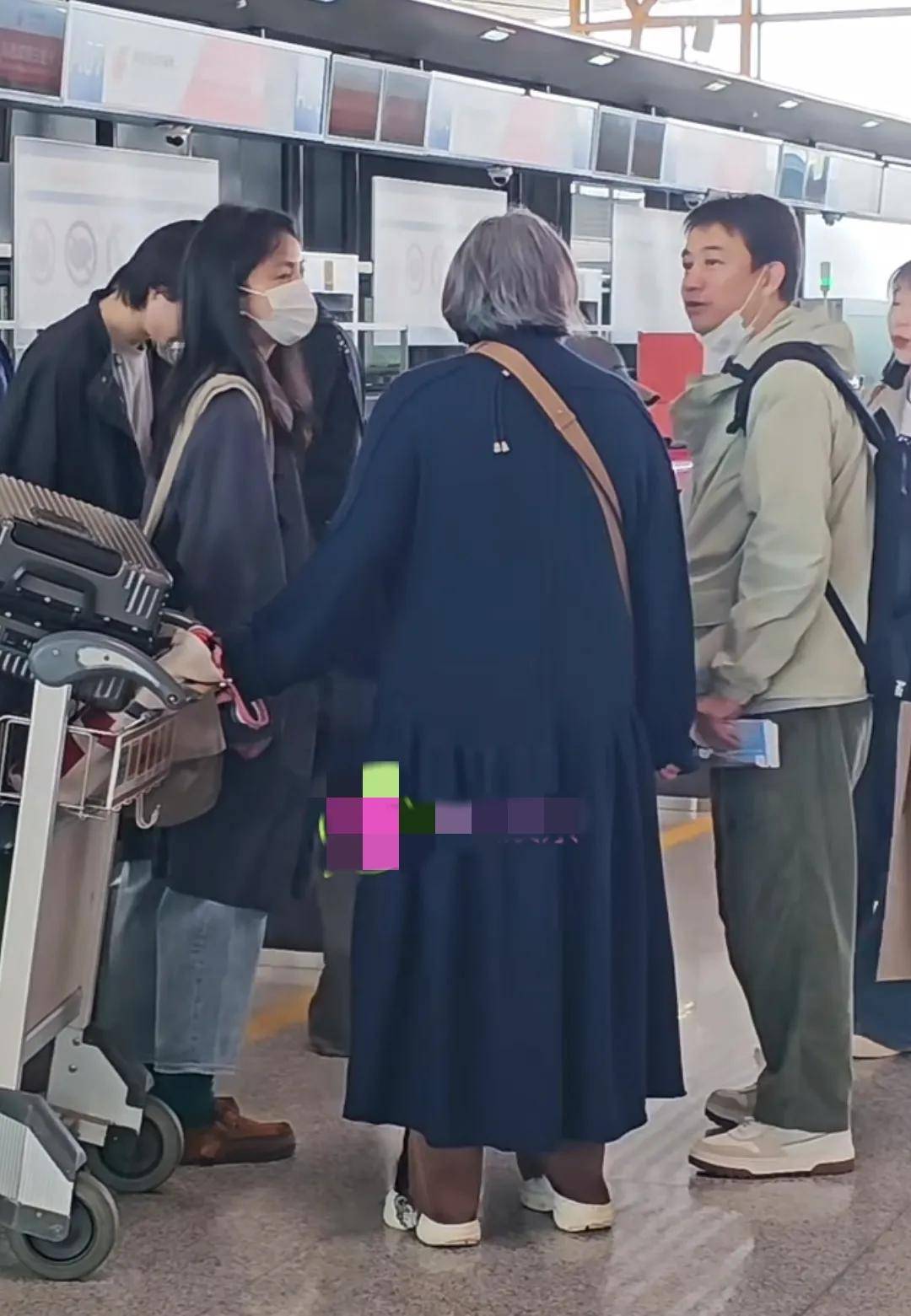 黄磊夫妇机场偶遇洪晃，洪晃一顶俩孙莉，弓腰驼背却不及孙莉高